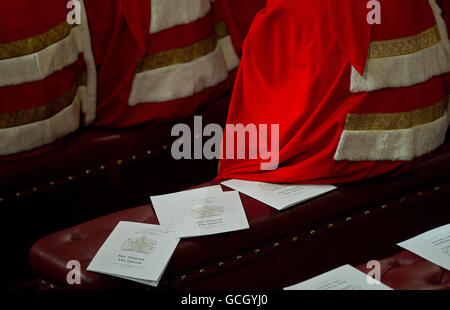 Les membres de la Chambre des Lords attendent que la reine Elizabeth II leur adresse, lors de l'ouverture d'État du Parlement, aux chambres du Parlement, à Westminster, dans le centre de Londres. Banque D'Images