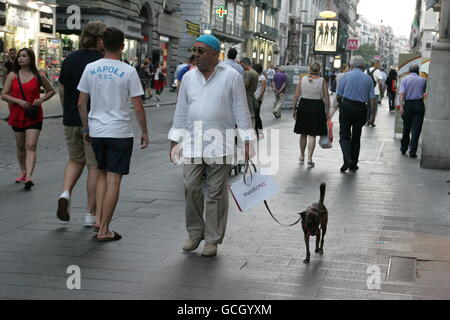 Napoli, Italie. 08 juillet, 2016. Peppe Barra, chanteur de la tradition populaire napolitaine autour de la mairie de Naples, Via Toledo, connu sous le nom de la rue de la "struscio". © Salvatore Esposito/Pacific Press/Alamy Live News Banque D'Images