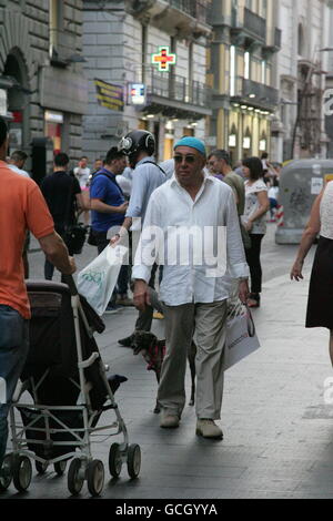 Napoli, Italie. 08 juillet, 2016. Peppe Barra, chanteur de la tradition populaire napolitaine autour de la mairie de Naples, Via Toledo, connu sous le nom de la rue de la "struscio". © Salvatore Esposito/Pacific Press/Alamy Live News Banque D'Images