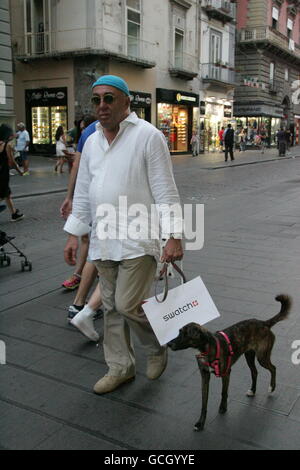 Napoli, Italie. 08 juillet, 2016. Peppe Barra, chanteur de la tradition populaire napolitaine autour de la mairie de Naples, Via Toledo, connu sous le nom de la rue de la "struscio". © Salvatore Esposito/Pacific Press/Alamy Live News Banque D'Images