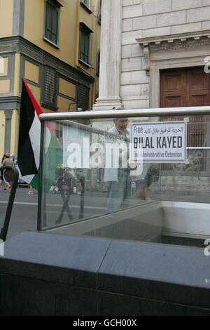 Napoli, Italie. 08 juillet, 2016. Presidio pour la libération de Bilal Kayed et tous les prisonniers palestiniens contre la détention, s'est tenue à Naples, organisée par la communauté palestinienne avec des dépliants et des bannières dans la Via Toledo. © Salvatore Esposito/Pacific Press/Alamy Live News Banque D'Images