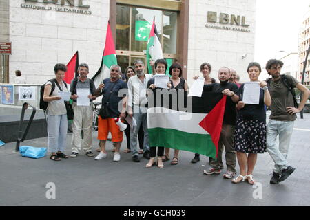 Napoli, Italie. 08 juillet, 2016. Presidio pour la libération de Bilal Kayed et tous les prisonniers palestiniens contre la détention, s'est tenue à Naples, organisée par la communauté palestinienne avec des dépliants et des bannières dans la Via Toledo. © Salvatore Esposito/Pacific Press/Alamy Live News Banque D'Images