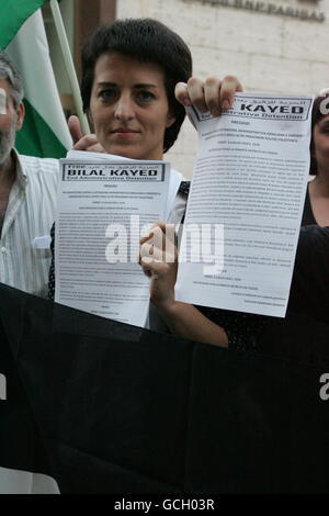 Napoli, Italie. 08 juillet, 2016. Presidio pour la libération de Bilal Kayed et tous les prisonniers palestiniens contre la détention, s'est tenue à Naples, organisée par la communauté palestinienne avec des dépliants et des bannières dans la Via Toledo. © Salvatore Esposito/Pacific Press/Alamy Live News Banque D'Images