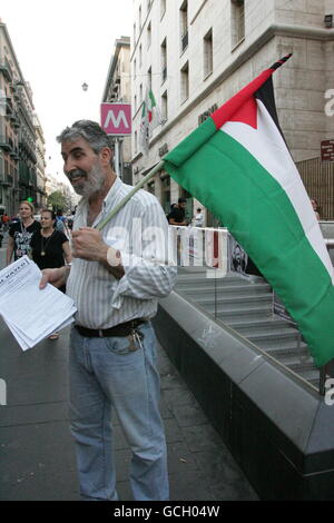 Napoli, Italie. 08 juillet, 2016. Presidio pour la libération de Bilal Kayed et tous les prisonniers palestiniens contre la détention, s'est tenue à Naples, organisée par la communauté palestinienne avec des dépliants et des bannières dans la Via Toledo. © Salvatore Esposito/Pacific Press/Alamy Live News Banque D'Images