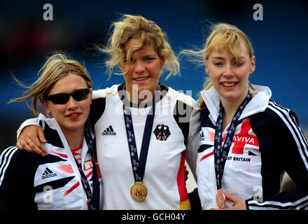 Katrina Hart (à gauche) célèbre avec sa médaille d'argent aux côtés de la compatriote et médaillée de bronze Jenny McLoughlin (à droite) et de la médaillée d'or mari Seifert de Germnay après le 100m féminin T36/37 lors de la coupe du monde paralympique BT à Sport City, Manchester. Banque D'Images