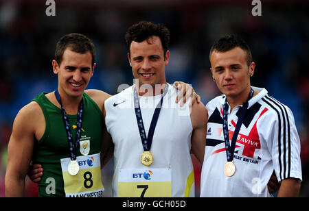 Ian Jones (à droite), en Grande-Bretagne, célèbre avec sa médaille de bronze pour le 100m masculin T44 avec Oscar Pistorius, médaillé d'or (au centre) et Arnu Fourie, médaillé d'argent, tous deux d'Afrique du Sud, lors de la coupe du monde paralympique BT à Sport City, Manchester. Banque D'Images