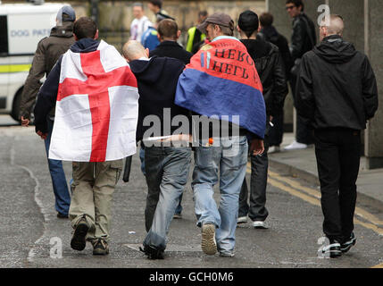 Les membres de la Ligue de défense anglaise partent après une marche par la Ligue de défense anglaise à travers le centre-ville de Newcastle. Banque D'Images