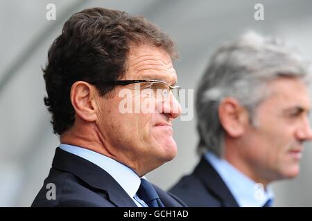 Fabio Capello, le directeur de l'Angleterre, regarde dessus avant le lancement Banque D'Images