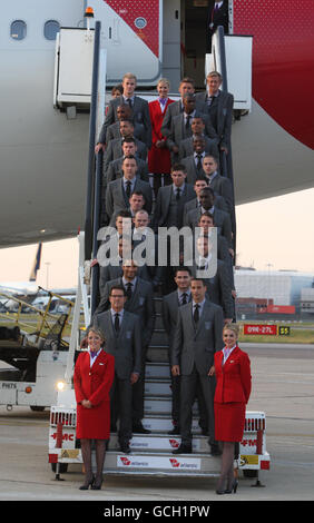 Le responsable de l'équipe d'Angleterre (en bas à gauche, dans le sens des aiguilles d'une montre) Fabio Capello, David James, Glen Johnson, Michael Carrick, Wayne Rooney, Jamie Carragher, John Terry, James Milner, Aaron Lennon, Jermain Defoe, Joe Hart, Peter Crouch, Robert Green, Ledley King, Ashley Cole, Shaun Wright-Phillips, Joe Cole, Steven Gerrard, Stephen Warnock, Barry Warnock, Stephen Matthew Upson, Frank Lampard et Rio Ferdinand embarqueraient dans l'avion pour l'Afrique du Sud à l'aéroport de Heathrow, Londres. Banque D'Images