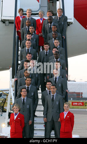 Le responsable de l'équipe d'Angleterre (en bas à gauche, dans le sens des aiguilles d'une montre) Fabio Capello, David James, Glen Johnson, Michael Carrick, Wayne Rooney, Jamie Carragher, John Terry, James Milner, Aaron Lennon, Jermain Defoe, Joe Hart, Peter Crouch, Robert Green, Ledley King, Ashley Cole, Shaun Wright-Phillips, Joe Cole, Steven Gerrard, Stephen Warnock, Barry Warnock, Stephen Matthew Upson, Frank Lampard et Rio Ferdinand embarqueraient dans l'avion pour l'Afrique du Sud à l'aéroport de Heathrow, Londres. Banque D'Images