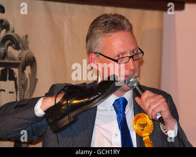 Lembit Opik, ancien député libéral démocrate, fait ses débuts en tant que bande dessinée au Backstage Comedy Club, à Londres, ce soir. Banque D'Images