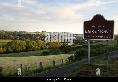 Un panneau à l'entrée d'Egremont, l'une des villes de Cumbrian où Derrick Bird a tiré sur quelques-unes des 12 personnes qu'il a tuées lors d'une fusillade. Banque D'Images