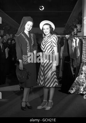 Model Grace Woods, à gauche, avec un autre modèle Lucie Clayton, avant-première de la mode au Churchill Club. Banque D'Images