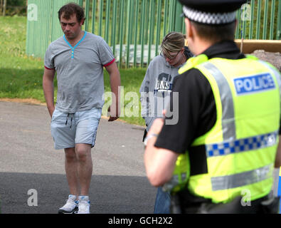 RETRANSMIS AMMENDING ORTHOGRAPHIE DE GRAHAM BIRD À GRAEME BIRD Graeme Bird, 28, (à gauche), le fils de Derrick Bird arrive à la maison de sa mère Linda à Lamplugh. Banque D'Images