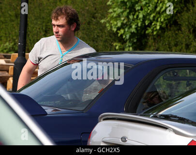 RETRANSMIS AMMENDING ORTHOGRAPHIE DE GRAHAM BIRD À GRAEME BIRD Graeme Bird, 28 ans, fils de Derrick Bird, arrive à la maison de sa mère Linda à Lamplugh. Banque D'Images