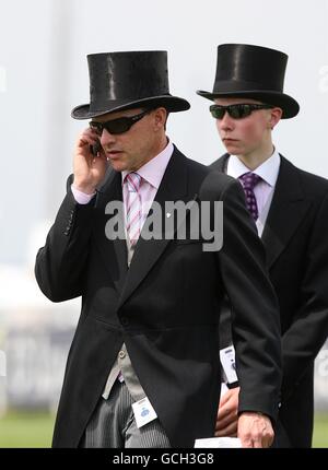 Courses hippiques - Festival de Derby d'Investec - Journée de Derby d'Investec - Hippodrome d'Epsom.L'entraîneur Aidan O'Brien pendant la journée de Derby à l'hippodrome d'Epsom avec son fils Joseph O'Brien qui est un jockey Banque D'Images