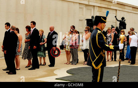 Des membres de la famille et des amis du personnel du service déchu assistent à la cérémonie de dédicace de 119 noms de membres des forces armées britanniques, ajoutés au Mémorial des forces armées en avril et mai, qui ont perdu la vie au cours de leurs fonctions en 2009, à l'Arboretum du Mémorial national d'Alrewas, dans le Staffordshire. Banque D'Images