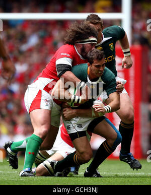 Rugby Union - International friendly - pays de Galles v Afrique du Sud - Millennium Stadium.Ruan Pienaar, en Afrique du Sud, est attaqué par le pays de Galles Adam Jones lors de l'International friendly au Millennium Stadium, Cardiff. Banque D'Images