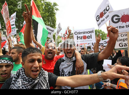 Des manifestants pro-palestiniens se trouvent à Whitehall, à Westminster, à Londres, alors qu'ils marchent vers l'ambassade israélienne. Banque D'Images