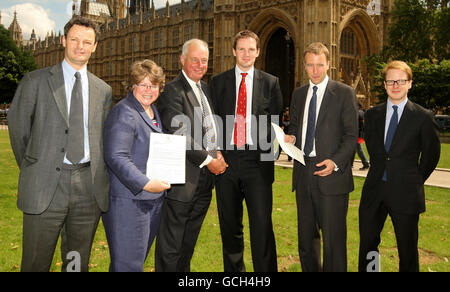 Suffolk MP (de gauche à droite) MP pour Waveney Peter Aldous, MP pour Suffolk Coastal Therese Coffey, MP pour Suffolk Sud Tim Yeo, MP pour Suffolk Centre et Ipswich Nord Dr Dan Poulter, MP pour Suffolk Ouest Matthew Hancock, et MP pour Ipswich Ben Gummer, Qui demandent le rétablissement d'une formule de financement équitable pour le comté sur des questions telles que la santé, l'éducation et les transports, à l'extérieur des chambres du Parlement, Westminster, Londres. Banque D'Images