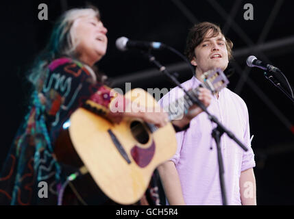 Melanie avec l'invité James Walsh de Starsailor qui se déroule sur la scène principale, au festival de l'île de Wight, au parc Seaclose à Newport. Banque D'Images