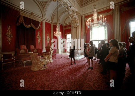 LA SALLE DU TRÔNE À BUCKINGHAM PALACE, LONDRES, QUI A ÉTÉ PRÉVISUALISÉE AVANT L'OUVERTURE DU PALAIS AU PUBLIC DU 5 AOÛT AU 4 OCTOBRE 1998. Banque D'Images