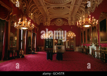 LA SALLE À MANGER DE L'ÉTAT DE BUCKINGHAM PALACE, LONDRES, REÇOIT SES TOUCHES DE FINITION AVANT QUE LE PALAIS OUVRE SES PORTES AU PUBLIC DU 5 AOÛT AU 4 OCTOBRE 1998. Banque D'Images