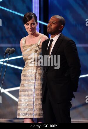 Michelle Ryan et Noel Clarke sur scène lors des National Movie Awards 2010 au Royal Festival Hall, Londres. Banque D'Images