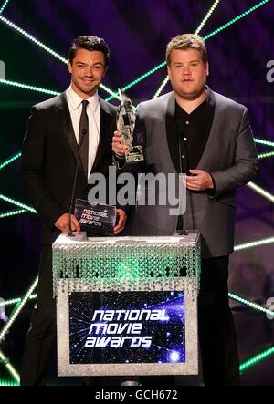 Dominic Cooper (à gauche) et James Corden (à droite) sur scène lors des National Movie Awards 2010 au Royal Festival Hall, Londres. Banque D'Images