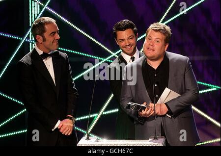 Dominic Cooper (au centre), James Nesbitt (à gauche) et James Corden (à droite) sur scène lors des National Movie Awards 2010 au Royal Festival Hall, Londres. Banque D'Images