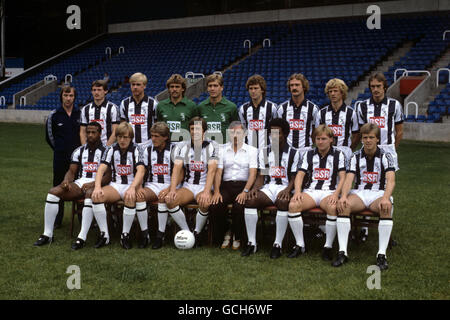 Groupe d'équipe West Bromwich Albion (rangée arrière, G-D) Richard Roberts (physiothérapeute), Nicky Cross, Martyn Bennett, Mark Grew, Tony Godden, Bryan Robson, Ally Robertson, David Mills et Barry Cowdrill. (Première rangée, G-D) Cyrille Regis, Peter Barnes, Gary Owen, John Wile, Ronnie Allen (gestionnaire), Brendon Batson, Derek Statham et John Deehan Banque D'Images