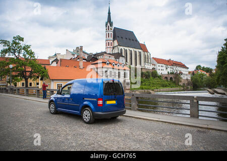 Un lecteur à travers le centre-ville de Cesky Krumlov, une magnifique petite ville médiévale dans la région de Bohême du sud de la République tchèque Banque D'Images