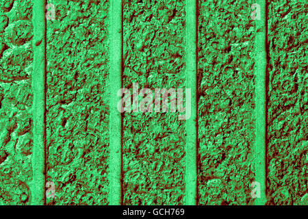 Lumière parfaite vert foncé verdâtre rougeâtre naturelle haute résolution avec l'arrière-plan urbain mur structure bandes verticales Banque D'Images