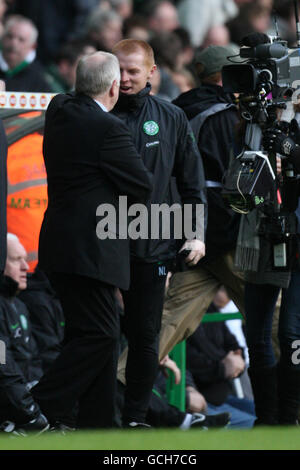 Craig Brown, directeur de Motherwell (à gauche), et Neil Lennon, directeur du Celtic (à droite) sur la ligne tactile Banque D'Images