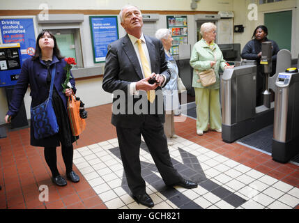 L'ancien maire de Londres Ken Livingstone attend son train à la gare de West Croydon à Londres alors qu'il lance sa candidature pour le poste de candidat travailliste une fois de plus en 2012. Banque D'Images