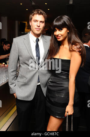 Rick Edwards (à gauche) et Jameela Jamil arrivent au dîner Brilliant Young Bits de 75 à Aqua Nueva, Londres. Banque D'Images