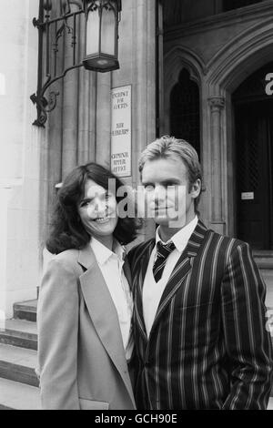 L'ancien professeur de Newcastle Gordon Sumner, connu sous le nom de 'Sting', chanteur principal auprès de la police, avec son épouse actrice Frances Tomity à Londres où il poursuit Virgin Music dans les Hautes cours pour le retour du droit d'auteur. Banque D'Images