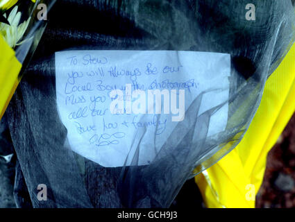 Message sur un hommage floral laissé à la maison de Stuart Cable à Llwydcoed au sud du pays de Galles. Banque D'Images