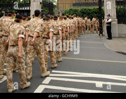 Les troupes de retour de la Brigade légère de 11 défilent dans les chambres du Parlement pour une réception à l'intérieur de la Chambre des communes après leur retour récent d'Afghanistan. Banque D'Images