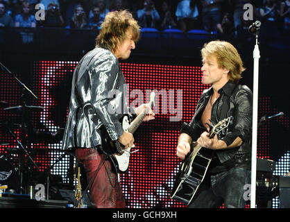 Jon bon Jovi (à droite) et Richie Sambora de bon Jovi pendant la performance du groupe à l'O2 Arena de Londres. Banque D'Images