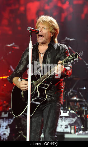 Jon bon Jovi de bon Jovi pendant la performance du groupe à l'O2 Arena de Londres. Banque D'Images