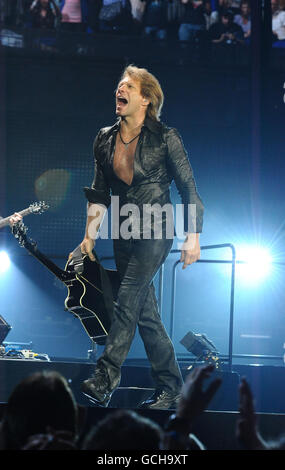 Jon bon Jovi de bon Jovi pendant la performance du groupe à l'O2 Arena de Londres. Banque D'Images