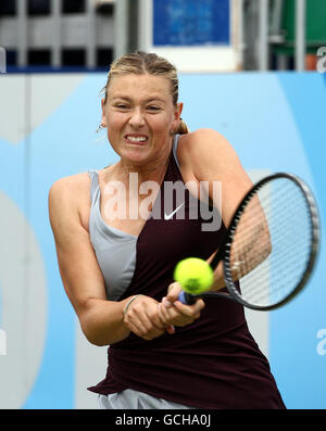 Maria Sharapova, de Russie, revient au Kazakhstan Sesil Caratantcheva pendant la Classique AEGON au Club du Prieuré d'Edgbaston, à Birmingham. Banque D'Images