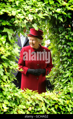 La reine Elizabeth II de Grande-Bretagne, visite les jardins du Capel Manor College, à Enfield, Middlesex, où elle a ouvert la reine Elizabeth, jardin du centenaire de la reine mère et a rencontré le personnel et les étudiants. Banque D'Images