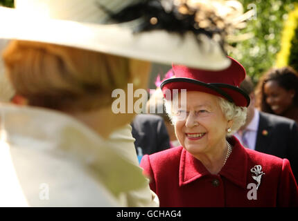 La reine Elizabeth II de Grande-Bretagne, lors d'une visite des jardins du Capel Manor College, à Enfield, Middlesex, où elle a ouvert la reine Elizabeth, jardin du centenaire de la reine mère et a rencontré le personnel et les étudiants. Banque D'Images