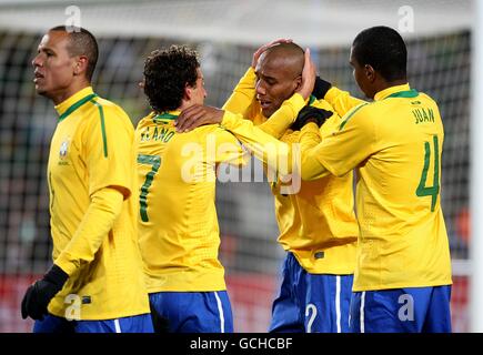 Sisenando Maicon du Brésil (centre droit) célèbre avec ses coéquipiers après avoir obtenu le premier score but du jeu Banque D'Images