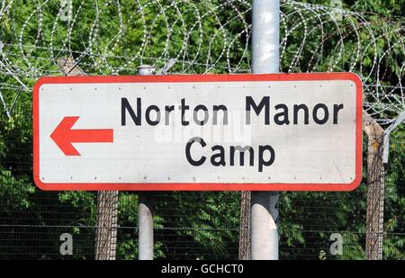 Norton Manor Camp à Norton Fitzwarren, Taunton.Une Marine royale est décédée à l'hôpital au Royaume-Uni huit jours après avoir été blessée en Afghanistan, portant le nombre de morts britanniques dans le conflit à 300.APPUYEZ SUR ASSOCIATION photo.Date de la photo: Lundi 21 juin 2010.Le dernier militaire à mourir, originaire du 40 Commando, a été blessé dans une explosion dans la région de Sangin, dans la province de Helmand, le 12 juin.Il est mort à l'hôpital Queen Elizabeth de Birmingham hier matin avec sa famille à ses côtés.Voir l'histoire de l'AP DÉFENSE Afghanistan.Le crédit photo devrait être le suivant : Barry Batchelor/PA Wire Banque D'Images