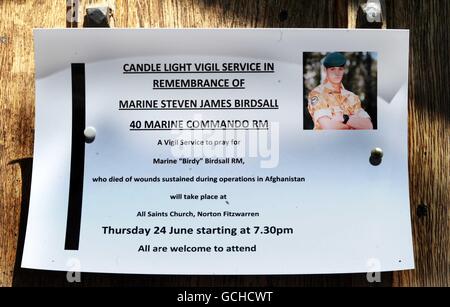 Un service pour une veillée aux chandelles pour la Marine Steven Birdsall, qui est mort de blessures reçues en Afghanistan, à la porte de l'église Saints à Norton Fitzwarren, une église dans le même village que le Norton Manor Camp de 40 Commando Royal Marines. Une Marine royale de 40 Commando est décédée à l'hôpital au Royaume-Uni huit jours après avoir été blessée en Afghanistan, faisant passer le nombre de morts britanniques dans le conflit à 300. APPUYEZ SUR ASSOCIATION photo. Date de la photo: Lundi 21 juin 2010. Le dernier militaire à mourir, originaire du 40 Commando, a été blessé dans une explosion dans la région de Sangin, dans la province de Helmand, le 12 juin. Il Banque D'Images