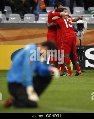 Le Portugal Sabrosa Simao (pointage) célèbre son deuxième but de côté En tant que gardien de but Ri Myong-Guk de la RPD de Corée est abattu Banque D'Images