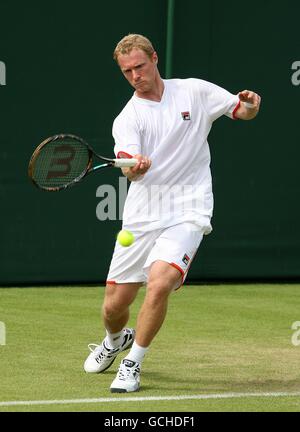 Dmitry Tursunov, de Russie, en action contre le Rainer Schuettler d'Allemagne pendant Premier jour des Championnats de Wimbledon 2010 Banque D'Images